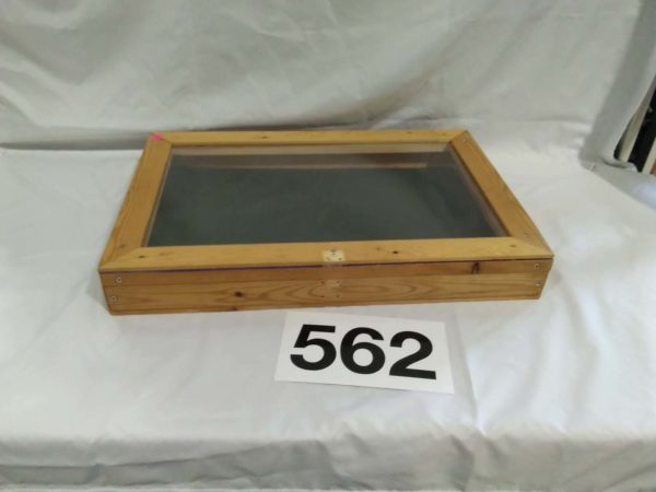 lot 562 wooden framed table top display case 24″ x 16″ x 3.5″ - Image 2