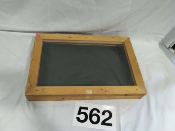 lot 562 wooden framed table top display case 24″ x 16″ x 3.5″ - Image 5