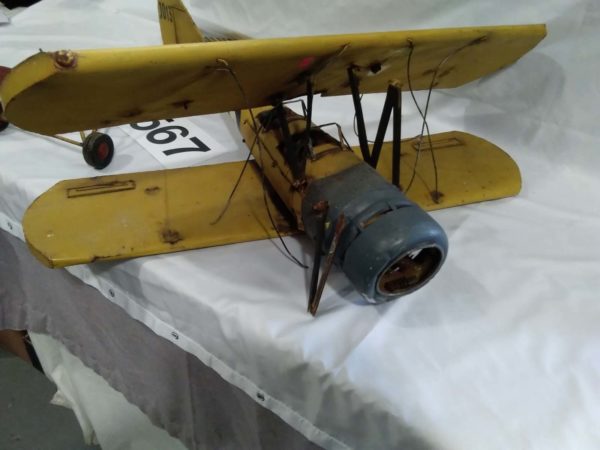 lot 567 large vintage metal plane ( handmade)  porpellor & wheels - Image 4