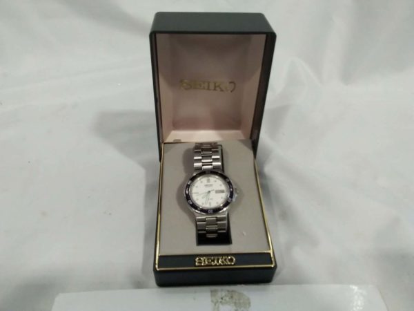 lot 299 seiko Q100 wristwatch