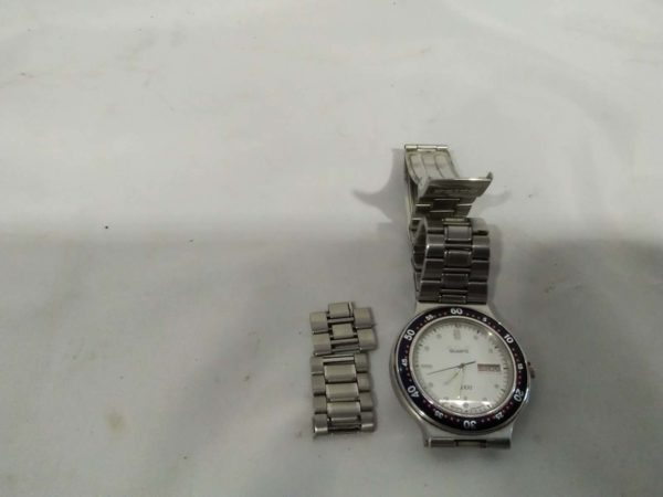 lot 299 seiko Q100 wristwatch - Image 2