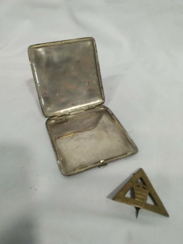 lot 302 R.A F engraved cigarette case and military badge - Image 6