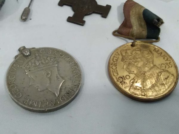 lot 304 military badges and medals - Image 2