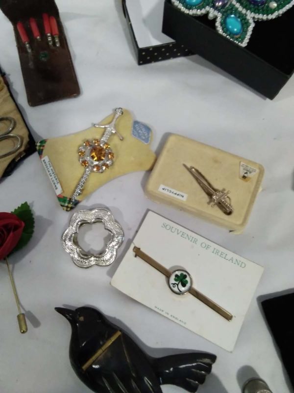 lot 309 costume jewellery, Harrods compact, manicure sets etc - Image 6