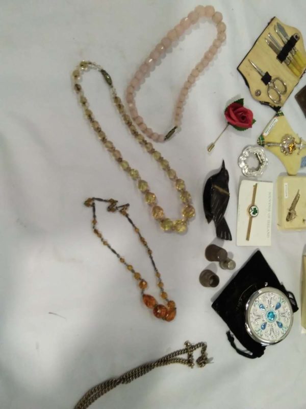 lot 309 costume jewellery, Harrods compact, manicure sets etc - Image 4