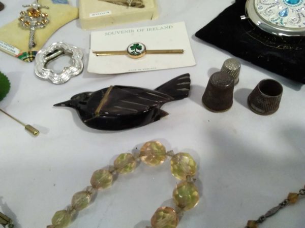 lot 309 costume jewellery, Harrods compact, manicure sets etc - Image 3