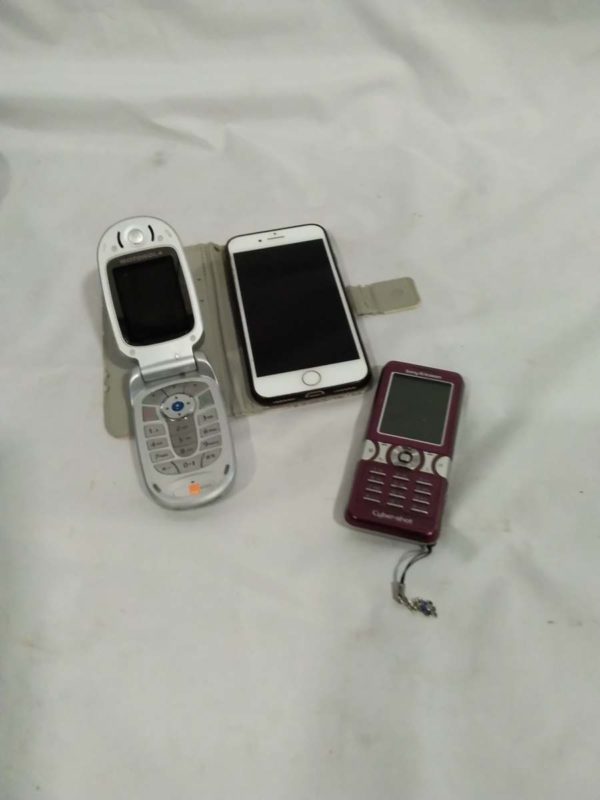 lot 321 3 old mobile phones