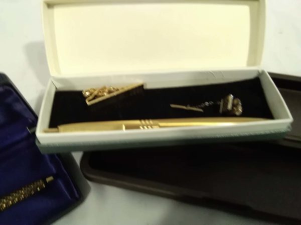 lot 322 collection of vintage cased pens - Image 3