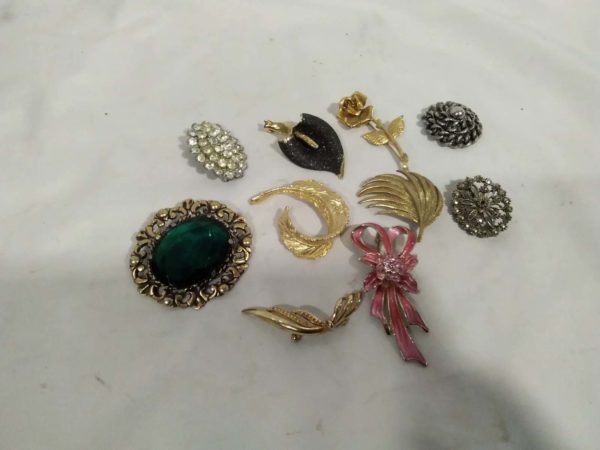 lot 327 10 vintage brooches