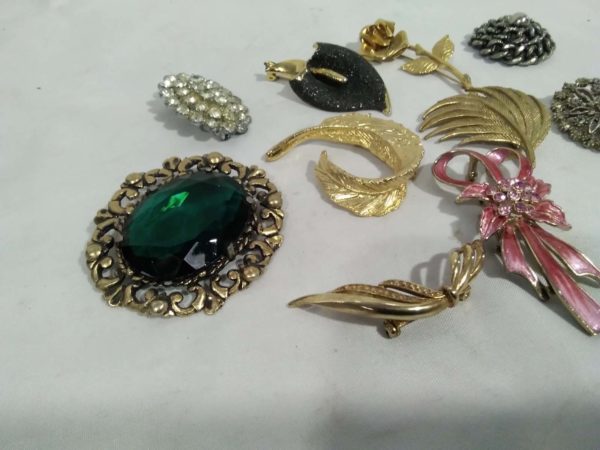 lot 327 10 vintage brooches - Image 2