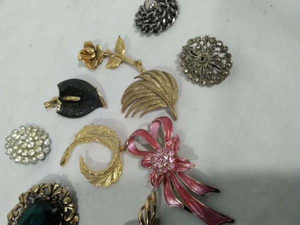 lot 327 10 vintage brooches - Image 4