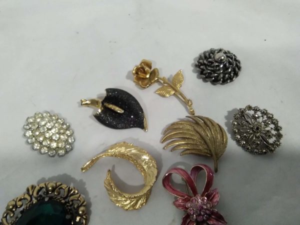 lot 327 10 vintage brooches - Image 3