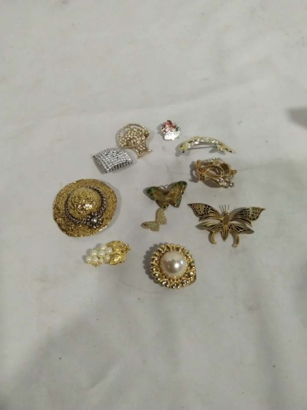 lot 468 collection of brooches