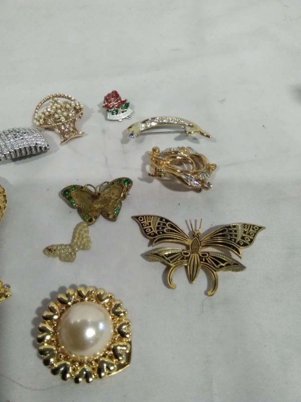 lot 468 collection of brooches - Image 2