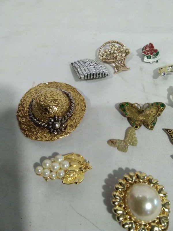 lot 468 collection of brooches - Image 4