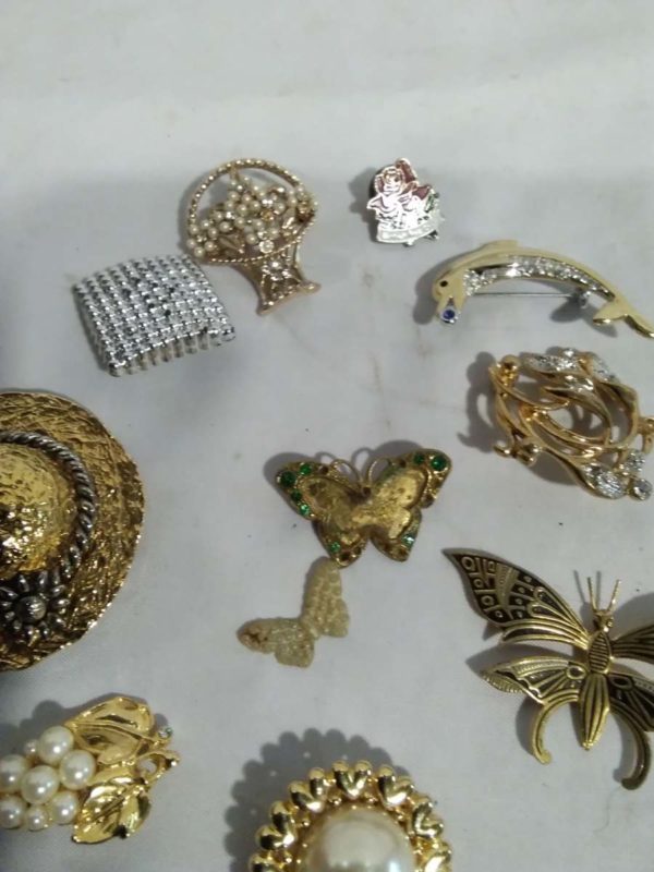 lot 468 collection of brooches - Image 3