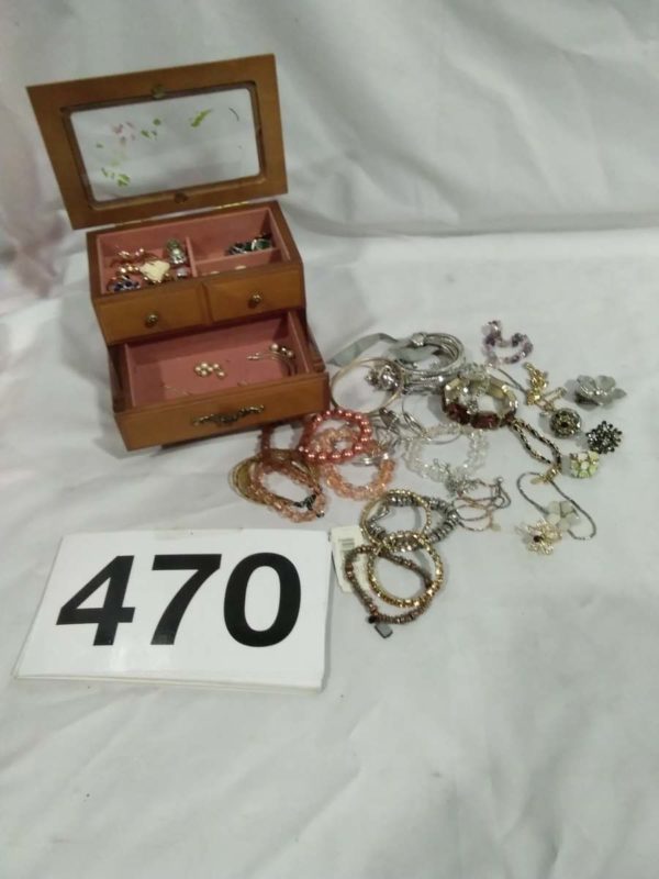 lot 470 costume jewellery & jewellery box (damaged)