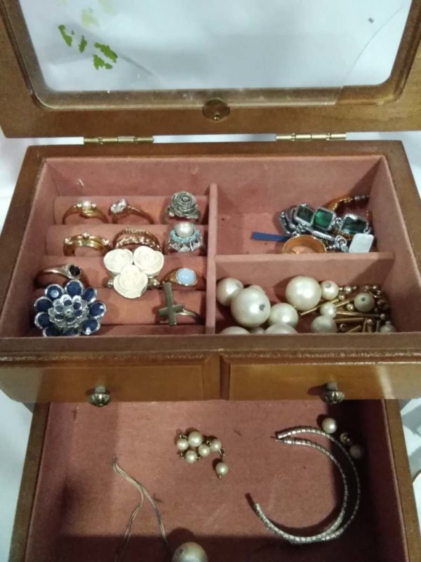 lot 470 costume jewellery & jewellery box (damaged) - Image 5