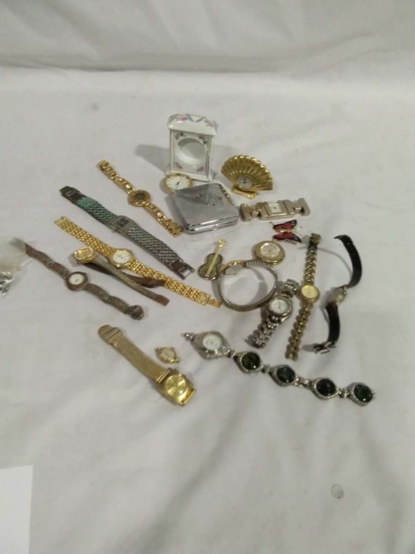 lot 471 quantity of watches, miniataure clocks, etc.