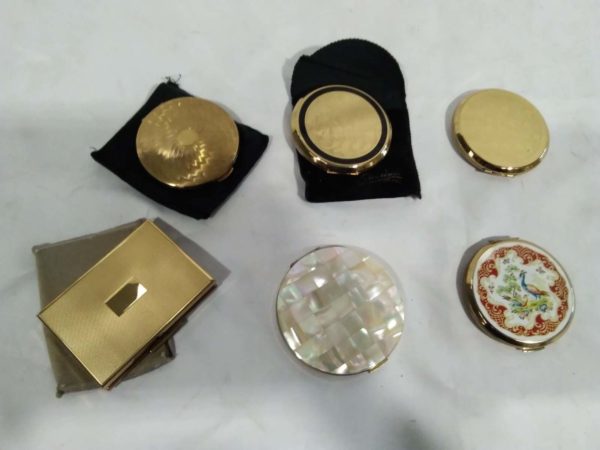 lot 483 Vintage compacts inc stratton, Kigu, vanity Fair - Image 2