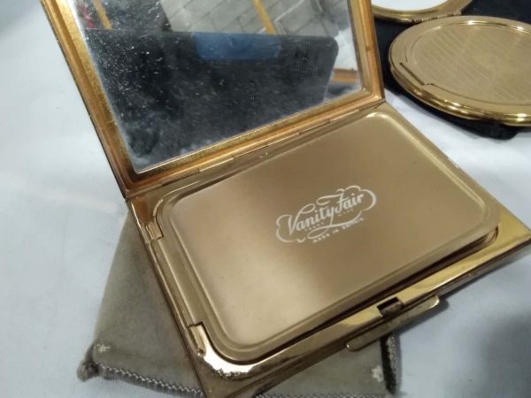 lot 483 Vintage compacts inc stratton, Kigu, vanity Fair - Image 6