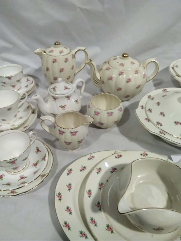 lot 496 tea set, tureens, plates etc Royal Stuart - Image 7