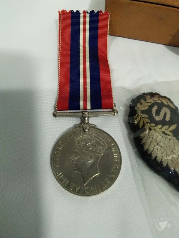 lot 542 WWII raf cloth bades, war medals & wrist compass - Image 5