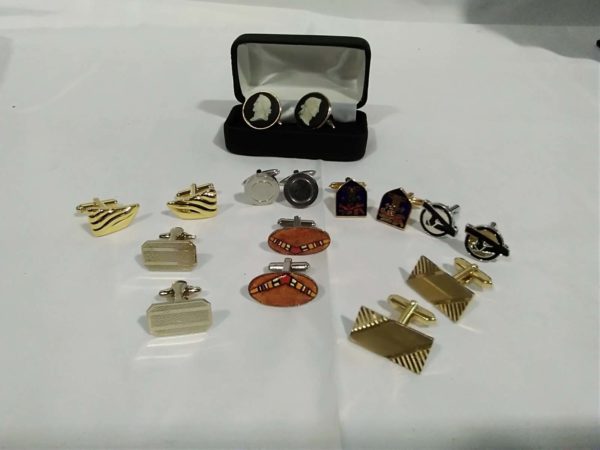 lot 645 8 x pairs of gents cufflinks including a pair of cameos