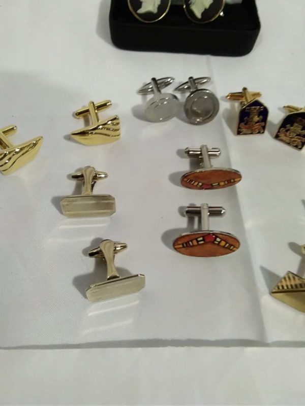 lot 645 8 x pairs of gents cufflinks including a pair of cameos - Image 4