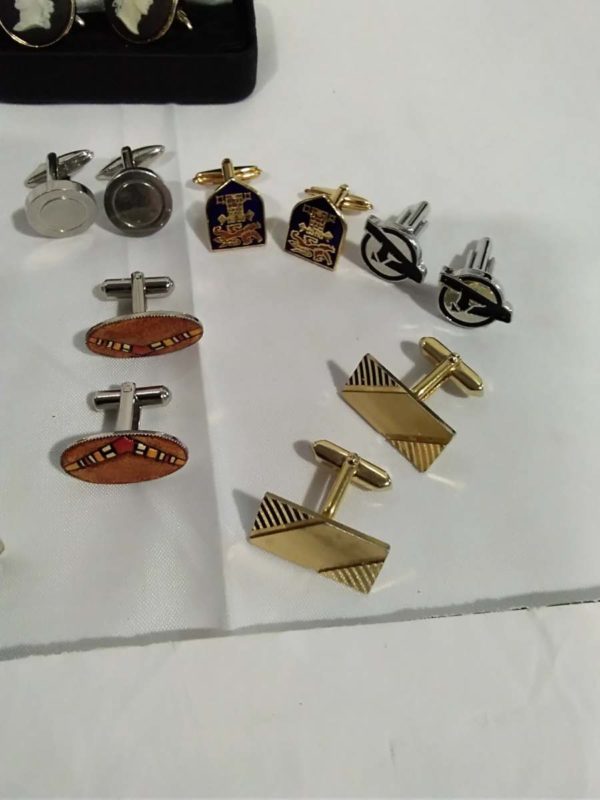 lot 645 8 x pairs of gents cufflinks including a pair of cameos - Image 3