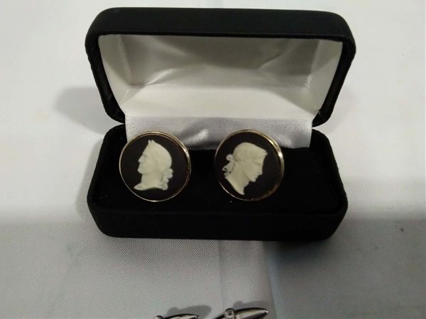 lot 645 8 x pairs of gents cufflinks including a pair of cameos - Image 6