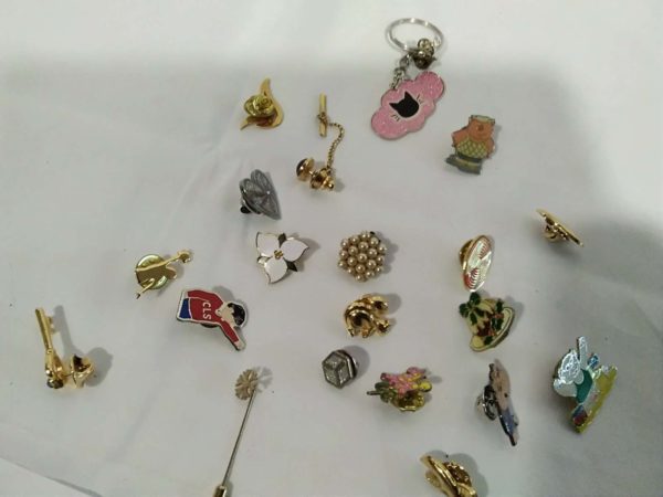 lot 648 pins & badges etc inc Butlins Pwllheli 1963 - Image 3