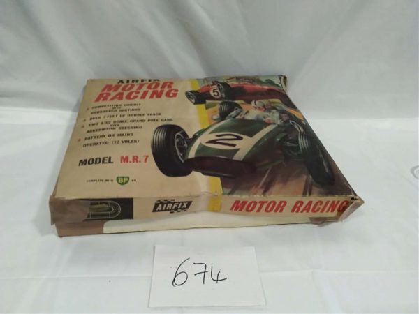 lot 674 vintage Airfix motor racing track with cars - Image 2