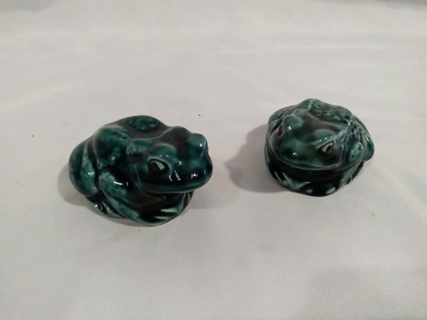 lot 154 pair of Poole Frogs