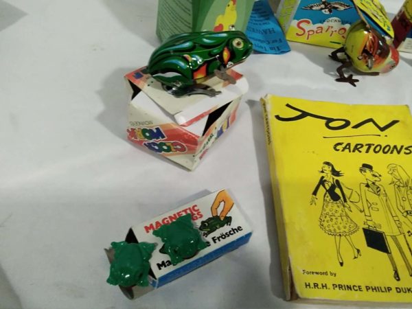 lot 165 computer games, tin plate toys, metal laural & hardy - Image 7