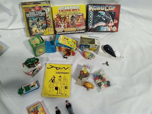 lot 165 computer games, tin plate toys, metal laural & hardy - Image 3