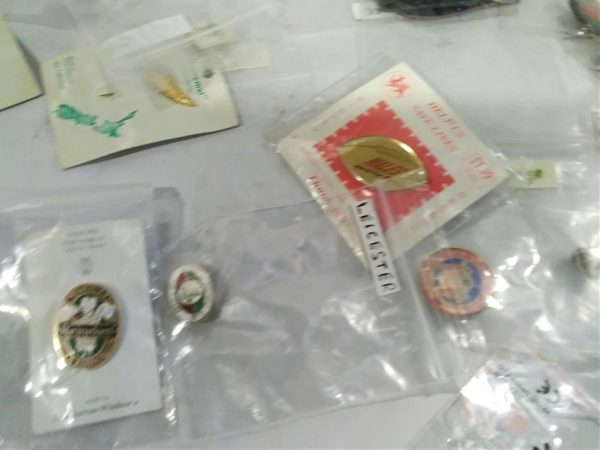 lot 172 collection of badges & keyrings - Image 6