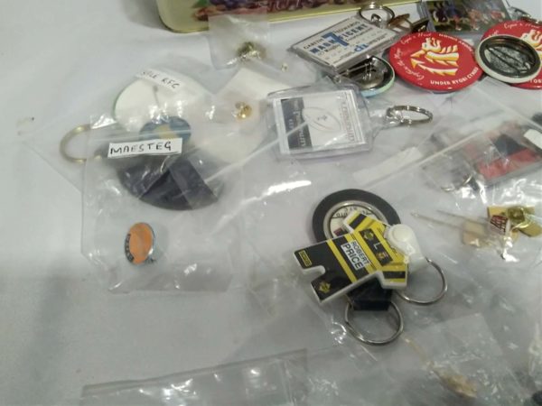 lot 172 collection of badges & keyrings - Image 5