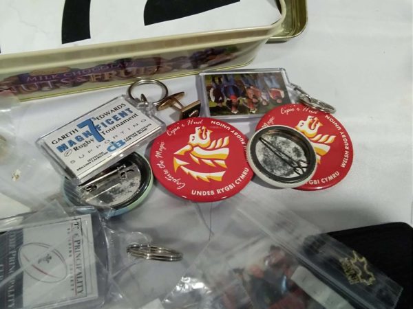 lot 172 collection of badges & keyrings - Image 4