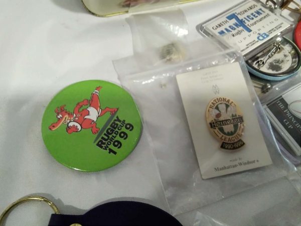 lot 172 collection of badges & keyrings - Image 3