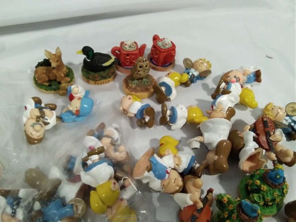 lot 173 collectable Tetley tea folk, garfield, smurf - Image 4