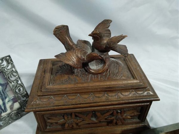 lot 184 various curios including compact, lighter and a hand carved wooded padded box (damage to wing of dove), etc. - Image 8