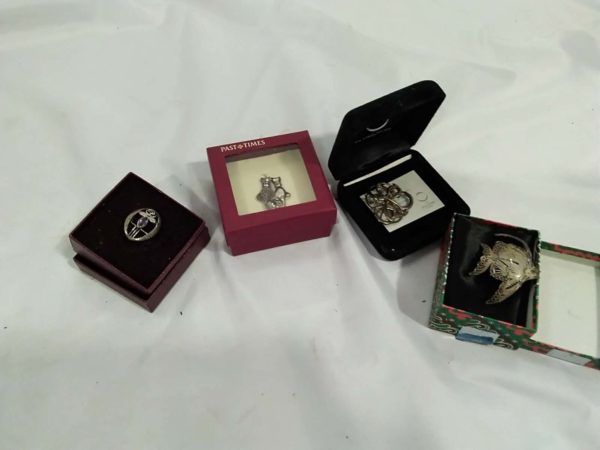 lot 189 4 x brooches including 2 hallmarked silver - Image 2