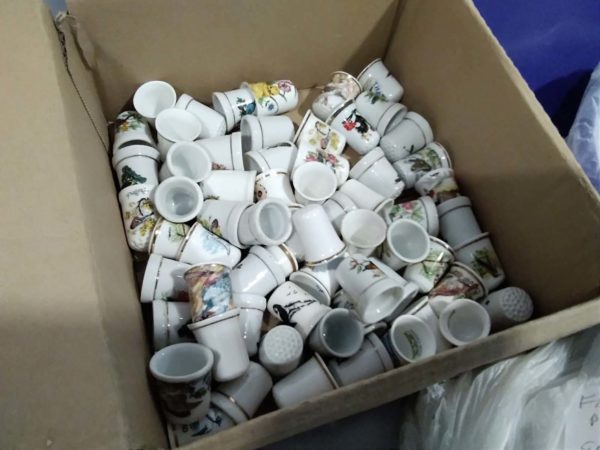 lot 194 large quantity of collectors thimbles - Image 6