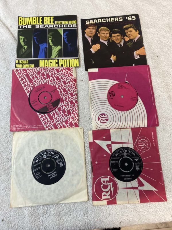 OH011-SIX SINGLES INC BUMBLE BEE THE SEARCHERS-COLLECTION FFORESTFACH