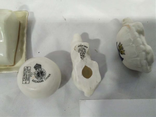 lot 251 collection of Antique crested ware items - Image 3