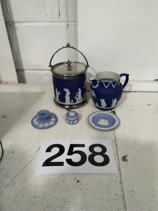 lot 258 5x Wedgewood items, ice bucket, jug, trinket pot etc