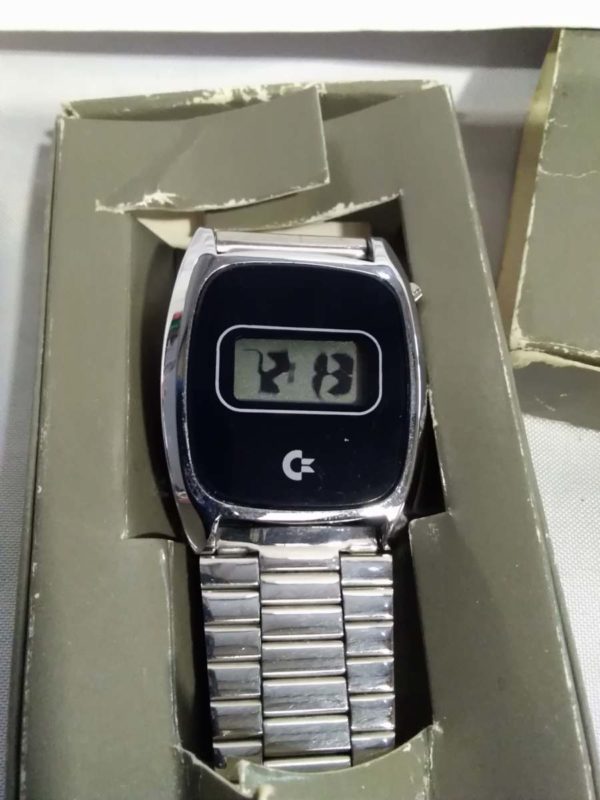 lot 339 commodore Lcd Quartz watch & cuff links - Image 4