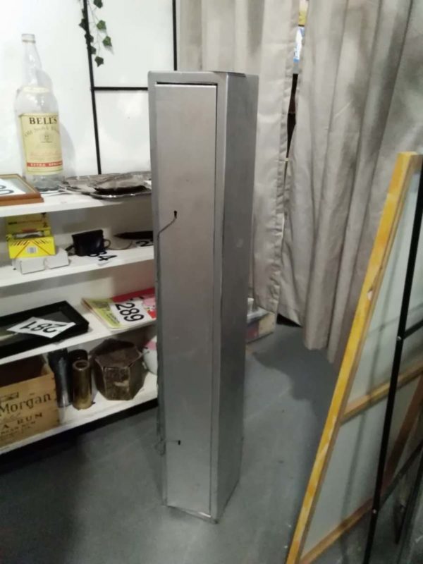 lot 345 metal gun case 53 inchs tall ( needs locks)