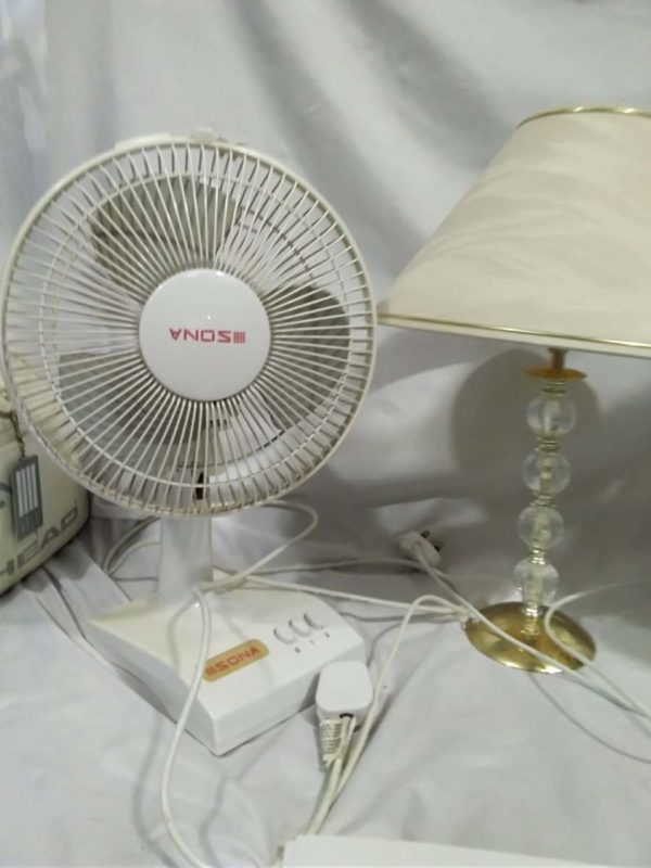 lot 463 2 table lamps & fan - Image 3